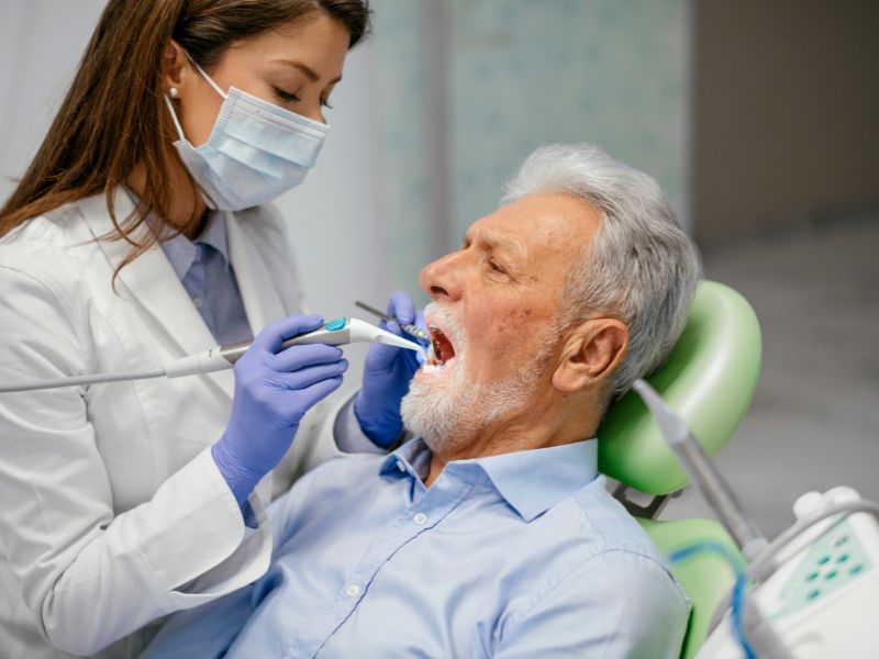 dentisata usando un aeropulidor dental